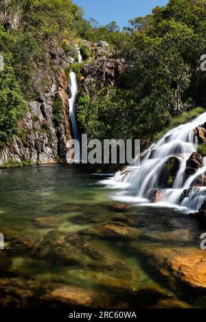 Landschaft mit großen, wunderschönen Cerrado-Wasserfällen in der Natur, Chapada dos Veadeiros, Goias, Brasilien. Stockfoto