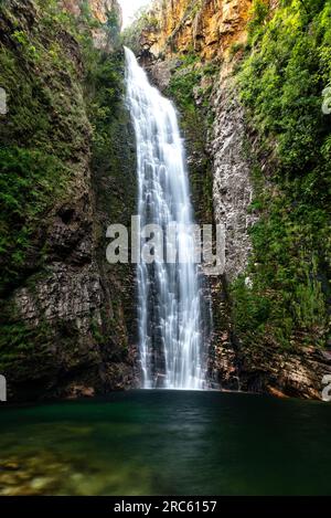 Landschaft mit großen, wunderschönen Cerrado-Wasserfällen in der Natur, Chapada dos Veadeiros, Goias, Brasilien. Stockfoto