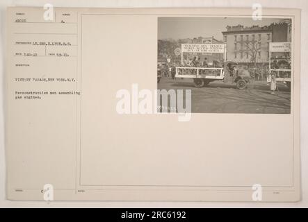 Auf diesem Foto der Victory Parade in New York City während des Ersten Weltkriegs sehen Sie, wie Bauarbeiter Gasmotoren zusammenbauen. Das Bild wurde von LT. Geo.H. Lyon.S.C. mit der Patientennummer 48020 aufgenommen und erhielt die Nummer 545-19. Das Foto ist Teil einer Serie von amerikanischen Militäraktivitäten während des Krieges. Stockfoto