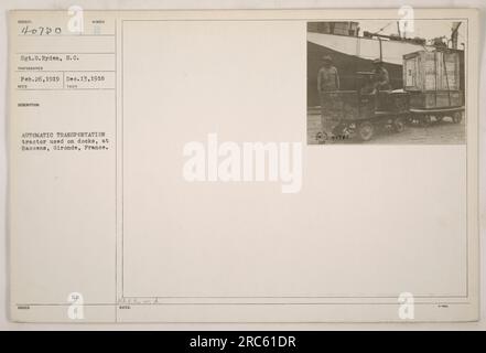 Sergeant G. Ryden vom Signalkorps hat dieses Foto am 26. Februar 1919 gemacht. Es zeigt einen automatischen Transporttraktor, der auf Docks in Bassens, Gironde, Frankreich, verwendet wurde. Der Traktor wurde im Ersten Weltkrieg häufig für Logistikzwecke eingesetzt. Stockfoto