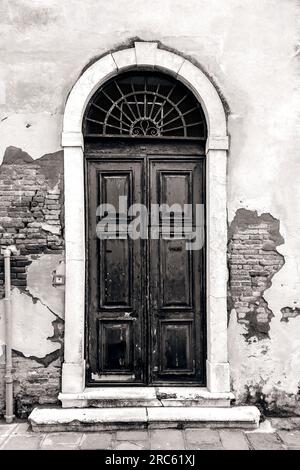 Alte und wunderschöne kunstvoll verzierte Tür, klassische architektonische Details. Stockfoto