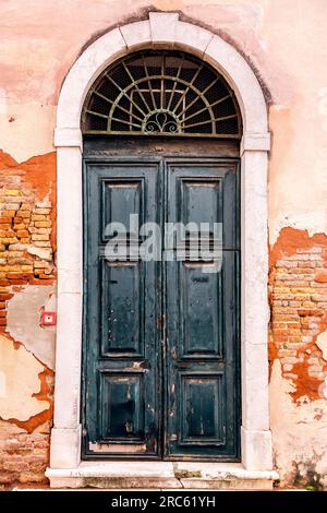 Alte und wunderschöne kunstvoll verzierte Tür, klassische architektonische Details. Stockfoto