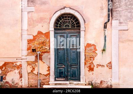 Alte und wunderschöne kunstvoll verzierte Tür, klassische architektonische Details. Stockfoto