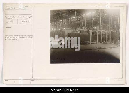 Sgt. 1. Klasse Frank A. Wallock packt am 15. November 1918 beim American Soldiers Photographic Corps in Romorantin, Loir-et-Cher, Frankreich das Rumpf-Stativ aus. Das Foto erhielt die Nummer 42212 und ging am 1. März 1919 ein. Stockfoto