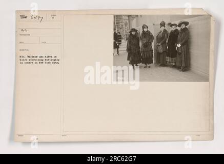 Mrs. Whitman und ihre Gruppe werden an Bord eines Rekrutierungs-Schlachtschiff gesehen, das an einem Platz in New York City angedockt ist. Dieses Foto mit der Nummer 111-SC-6497 wurde von einem nicht identifizierten Fotografen aufgenommen und ist Teil der Sammlung „Fotografien amerikanischer Militäraktivitäten während des Ersten Weltkriegs“. Stockfoto