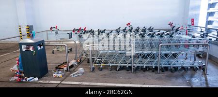 Überlaufender Müllcontainer, Mülleimer mit Plastiktüten und Pappe, dreckiges Einkaufszentrum, Alleencenter in Trier, Deutschland Stockfoto