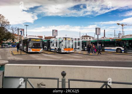 Venedig, Italien - 2. April 2022: Öffentliche Busse am Bahnhof Venedig Santa Lucia und Fußgänger, Venedig, Venetien, Italien. Stockfoto