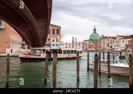 Venedig, Italien - 2. April 2022: Die Ponte della Costituzione ist die vierte Brücke über den Canale Grande in Venedig. Entworfen von Santiago Calatrava und w Stockfoto