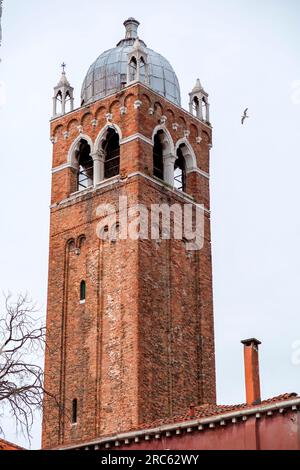 Typisch venezianische Architektur, ein Backsteinglockenturm einer angesehenen Kirche in Venedig, Italien. Stockfoto