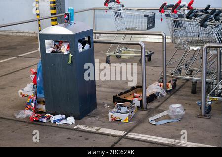 Überlaufender Müllcontainer, Mülleimer mit Plastiktüten und Pappe, dreckiges Einkaufszentrum, Alleencenter in Trier, Deutschland Stockfoto