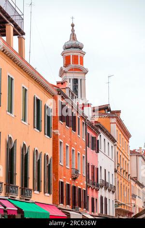 Typisch venezianische Architektur und Blick auf die Straße von Venedig, Italien. Stockfoto