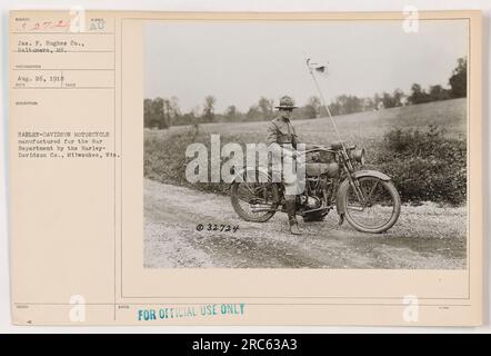 US-Soldat, der auf einem Harley-Davidson-Motorrad fuhr, das im 1. Weltkrieg für das Kriegsministerium hergestellt wurde Dieses Foto wurde am 26. August 1918 aufgenommen und von den Jas nur für den offiziellen Gebrauch gekennzeichnet. F. Hughes Co., ein Fotograf mit Sitz in Baltimore, Maryland. Stockfoto