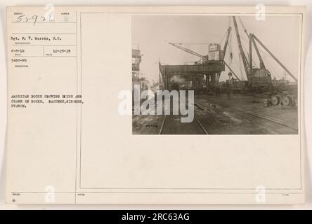 Amerikanische Docks in Bassens, Gironde, Frankreich, aufgenommen in einem Foto vom Set. F. T. Morris, der offizielle Fotograf im Ersten Weltkrieg. Das Bild zeigt Schiffe und einen Kran, der auf den Docks stationiert ist und einen Einblick in die militärischen Aktivitäten in der Gegend gibt. Stockfoto