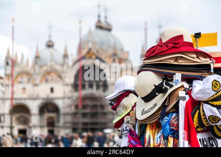 Souvenirstand mit touristischen Artikeln aus Venedig auf der Piazza di San Marco, St. Markusplatz in Venedig, Italien. Stockfoto