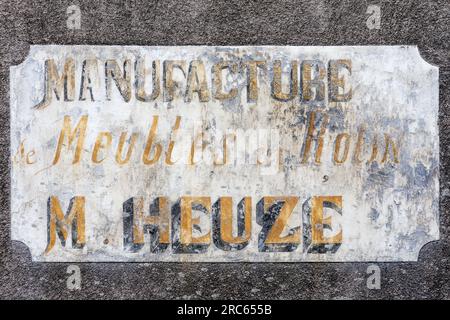 Altes, verblichenes handgemaltes Wandschild für Möbelhersteller im Stadtzentrum - Tours, Indre-et-Loire (37), Frankreich. Stockfoto