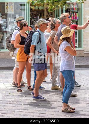 Gruppe ausländischer Touristen, die eine Führung im Stadtzentrum erhalten - Tours, Indre-et-Loire (37), Frankreich. Stockfoto