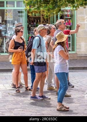 Gruppe ausländischer Touristen, die eine Führung im Stadtzentrum erhalten - Tours, Indre-et-Loire (37), Frankreich. Stockfoto