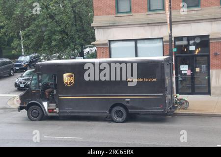 Ein UPS-Fahrer liefert am 12. Juli 2023 im Ukrainian Village in Chicago. Der aktuelle Arbeitsvertrag zwischen UPS und 325, 000 der companiesÕ-Arbeiter läuft am 31. Juli aus, und ein potenzieller Streik und Ausstieg droht, was sich auf die Lieferkette auswirken und erhebliche wirtschaftliche Auswirkungen haben würde. (Foto: Alexandra Buxbaum/Sipa USA) Guthaben: SIPA USA/Alamy Live News Stockfoto