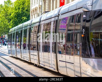 Alstom Citadis TGA 402 Tramway System - Tours, Indre-et-Loire (37), Frankreich. Stockfoto