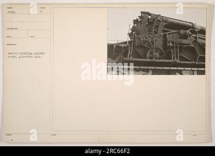 Soldaten, die im Ersten Weltkrieg einen 16-Zoll-Howitzer auf einer Eisenbahn betrieben haben. Das Foto zeigt das Hubwerk, das zum Einstellen des Winkels der Pistole verwendet wird. Das H-Symbol und andere Markierungen sind auf dem Gerät zu sehen. Stockfoto