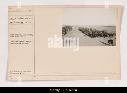 Das Bild zeigt eine Überprüfung der Abteilung in Camp Kearny, Linda Vista, Kalifornien, am 27. März 1918. Der Versorgungszug der 40. Division ist bei der Überprüfung als bestanden zu erkennen. Dieses Foto wurde von LT. E.N. aufgenommen Jackson und Sig. R.C. Payseram. Es wurde zensiert und am 23. März 1918 von W.C.D. 996856 veröffentlicht. Stockfoto