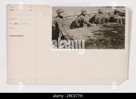 Amerikanische Marines in Frankreich, die sich auf das Betreten der Gräben vorbereiten, tragen Gasmasken und Stahlhelme. Dieses Bild mit der Nummer 2114, das 1919 vom Fotografen ECO aufgenommen wurde, zeigt die Soldaten, die an Infanterieübungen beteiligt waren. Die Gasmasken deuten auf den weit verbreiteten Einsatz chemischer Kriegsführung während des Ersten Weltkriegs hin. Stockfoto