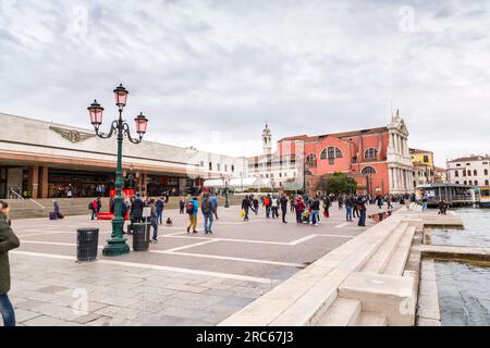 Venedig, Italien - 2. April 2022: Außenansicht des Bahnhofs Venedig Santa Lucia und People Walking, Venedig, Veneto, Italien. Stockfoto