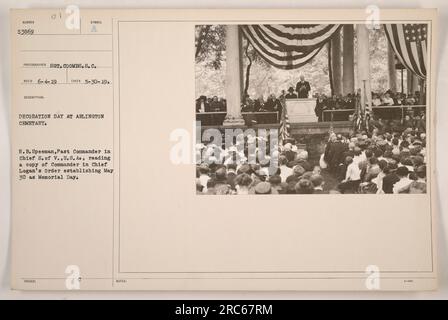 H.B. Speeman, der frühere Oberbefehlshaber der Söhne der Veteranen (S. of V.) in den Vereinigten Staaten von Amerika, wird am Tag der Dekoration auf dem Arlington Cemetery gesehen, wie er eine Ausgabe des Commander in Chief Logans Order liest. Dieser Orden hat den 30. Mai zum Gedenktag erklärt. Das Foto wurde von S.C. aufgenommen Coombs und ist beschriftet als Foto Nummer 53869 aus der Sammlung Sumber. Das Foto wurde am 4. Juni 1919 mit dem Symbol „RECO 6-4-19“ empfohlen und zeigt die Szene am 30. Mai 1919. Stockfoto