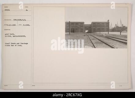 Wharf-Schuppen und Spurensuche am südlichen Ende des Docks auf der Army Base in Boston, Massachusetts. Dieses Foto wurde im Mai 1920 von Sgt. Saum.S.C aufgenommen und zeigt die 188-Bett-Militärbasis mit der offiziellen Identifikationsnummer 68451. Stockfoto