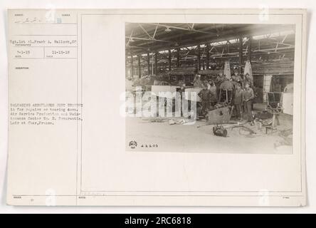 Sgt. 1. cl. Frank A. Wallook wird dabei beobachtet, wie er Flugzeuge rettet, die gerade zur Reparatur oder Abriss im Air Service Production and Maintenance Center Nr. 2 in Pomorantin, Loir et Cher, Frankreich, gebracht wurden. Foto aufgenommen am 7-1-19 vom Fotografen 7-1-19 RECO. Katalognummer: 111-SC-42209. Stockfoto