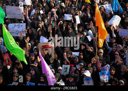 Teheran, Iran. 12. Juli 2023. Iranische getarnte Frauen nehmen an einer Pro-Hijab-Kundgebung zum Hijab- und Keuschheitsfeiertag am Imam Hossein Square in der Innenstadt von Teheran Teil. (Kreditbild: © RouzbritFouladi/ZUMA Press Wire) NUR REDAKTIONELLE VERWENDUNG! Nicht für den kommerziellen GEBRAUCH! Stockfoto