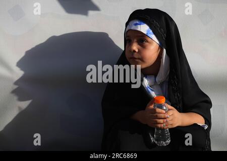 Teheran, Iran. 12. Juli 2023. Ein iranisches verkleidetes Mädchen nimmt an einer Pro-Hijab-Kundgebung zum Hijab- und Chastity Day am Imam Hossein Square in der Innenstadt von Teheran Teil. (Kreditbild: © RouzbritFouladi/ZUMA Press Wire) NUR REDAKTIONELLE VERWENDUNG! Nicht für den kommerziellen GEBRAUCH! Stockfoto