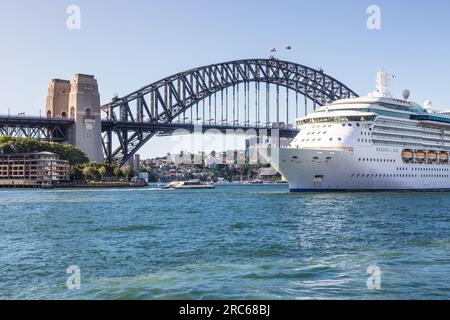 Kreuzfahrtschiff verlässt Hafen im Hafen von Sydney, Australien Stockfoto