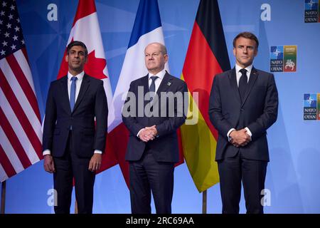 Vilnius, Litauen. 12. Juli 2023. Der britische Premierminister Rishi Sunak, die Linke, der deutsche Kanzler Olaf Schotz, Center, und der französische Präsident Emmanuel Macron treten zusammen, während die Staats- und Regierungschefs der G7 während des NATO-Gipfels im litauischen Ausstellungs- und Kongresszentrum am 12. Juli 2023 in Vilnius, Litauen, eine gemeinsame Unterstützungserklärung für die Ukraine verkünden. Kredit: Ukrainischer Ratsvorsitz/Ukrainischer Ratsvorsitz/Alamy Live News Stockfoto