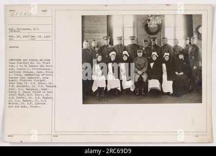 Offiziere und Krankenschwestern des Lagerkrankenhauses Nr. 42 in Bar-sur-Aube, Frankreich, 26. Februar 1919. Die erste Reihe besteht aus den Krankenschwestern Ida Carlson, Lennie L. Christeinson, Gertrude Brunges, Captain Elton L. Titus (kommandierender Offizier), den Krankenschwestern Dora Gamasthe, Anna Moser und Florence Blodgett. Die hintere Reihe umfasst LT. O.R. Etter, Leutnant F.W. McCorkle, Leutnant V.R. Pennock, Hauptmann G.A. Ferguson, Hauptmann Harry G. Sharp (Leiter des Dienstes), Hauptmann M.P. Kouri, Leutnant A.R. Sorbel, Leutnant H.H. Hughes, Leutnant G.A. Ramsey, Leutnant C.D. Walton und LT. D.E. Lybrook. Stockfoto