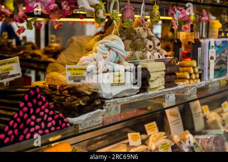 Venedig, Italien - 2. April 2022: Traditionelle italienische Speisen und Snacks werden an einem Café-Fenster in Venedig, Italien, präsentiert. Stockfoto