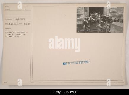 Lieutenant Herrings Beerdigung in Camp Pullman, Frankreich. Das Bild zeigt Blumenopfer zu Ehren des gefallenen Soldaten. Dieses Foto wurde am 10. Februar 1919 aufgenommen und am 15. Juli 1919 beim Signalkorps empfangen. Das Symbol für die Bildbeschreibung lautet 58286 und ist mit „NUR ZUR AMTLICHEN VERWENDUNG“ gekennzeichnet. Stockfoto