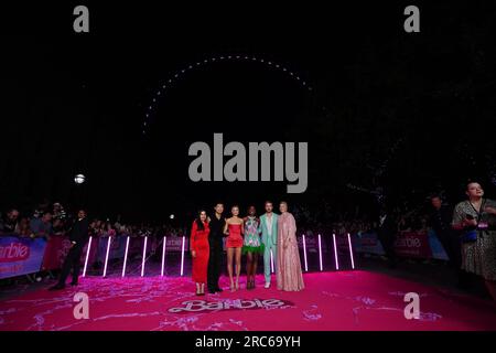 (Von links nach rechts) America Ferrera, Simu Liu, Margot Robbie, Issa Rae, Ryan Gosling und Greta Gerwig, beim Fototermin für Barbie, im London Eye. Bilddatum: Mittwoch, 12. Juli 2023. Stockfoto