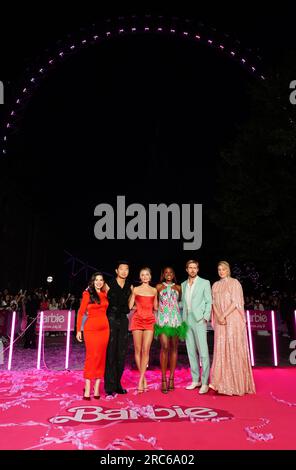(Von links nach rechts) America Ferrera, Simu Liu, Margot Robbie, Issa Rae, Ryan Gosling und Greta Gerwig, beim Fototermin für Barbie, im London Eye. Bilddatum: Mittwoch, 12. Juli 2023. Stockfoto