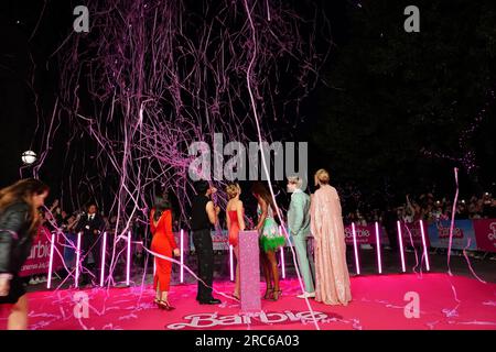 (Von links nach rechts) America Ferrera, Simu Liu, Margot Robbie, Issa Rae, Ryan Gosling und Greta Gerwig, beim Fototermin für Barbie, im London Eye. Bilddatum: Mittwoch, 12. Juli 2023. Stockfoto