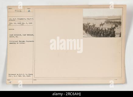 Leutnant H.P. Kingsmore vom Signal Reserve Corps hat dieses Foto am 5. Februar 1918 während der Divisionalüberprüfung in Camp Wheeler, Macon, GA, aufgenommen. Das Bild zeigt Regimente, die im Rahmen der 31. Division bestanden wurden. Es wurde am 20. Februar 1918 von W.C.D. an die Photo Division herausgegeben. Stockfoto