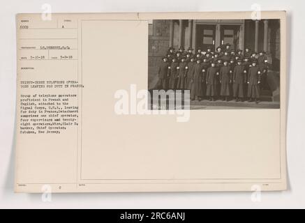 Dreiunddreißig Telefonisten, die Französisch und Englisch beherrschen und dem Signalkorps in den USA angeschlossen sind, sind in Frankreich zum Dienst abwesend. Die Gruppe umfasst einen Chefoperator, vier Vorgesetzte und 28 Bediener. Miss Clair D. Banker wird als Chefsprecher aus Hoboken, New Jersey, erwähnt. Das Foto wurde am 2. März 1918 aufgenommen und am 10. März 1918 erhalten. Das Foto hat die Nummer 6069 und wurde von Leutnant DeBerri aufgenommen. Stockfoto