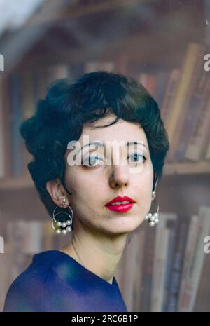 Joyce Carol Oates, Autorin, 1972. Joyce Carol Oates (geboren am 16. Juni 1938) ist eine amerikanische Schriftstellerin. Oates veröffentlichte ihr erstes Buch im Jahr 1963 und hat seitdem 58 Romane, eine Reihe von Theaterstücken und Romanen sowie viele Bände von Kurzgeschichten, Poesie und Sachgeschichten veröffentlicht. Ihre Romane Black Water (1992), What I Living for (1994) und Blonde (2000) sowie ihre Kurzgeschichtsammlungen The Wheel of Love (1970) und Lovely, Dark, Deep: Stories (2014) waren Finalisten des Pulitzer-Preises. Sie hat viele Auszeichnungen für ihr Schreiben gewonnen, darunter den National Book Award. Foto von Bernard Gotfryd Stockfoto