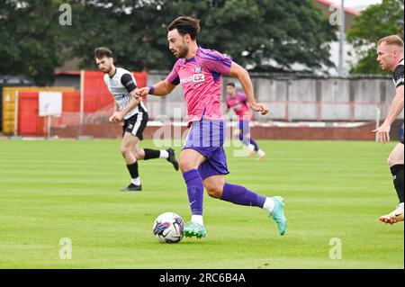 Sunderland AFC-Mittelfeldspieler Patrick Roberts im Kampf gegen Gateshead. Stockfoto