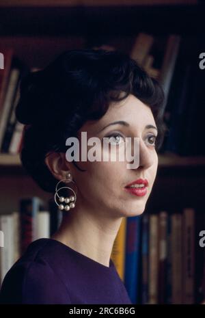 Joyce Carol Oates, Autorin, 1972. Joyce Carol Oates (geboren am 16. Juni 1938) ist eine amerikanische Schriftstellerin. Oates veröffentlichte ihr erstes Buch im Jahr 1963 und hat seitdem 58 Romane, eine Reihe von Theaterstücken und Romanen sowie viele Bände von Kurzgeschichten, Poesie und Sachgeschichten veröffentlicht. Ihre Romane Black Water (1992), What I Living for (1994) und Blonde (2000) sowie ihre Kurzgeschichtsammlungen The Wheel of Love (1970) und Lovely, Dark, Deep: Stories (2014) waren Finalisten des Pulitzer-Preises. Sie hat viele Auszeichnungen für ihr Schreiben gewonnen, darunter den National Book Award. Foto von Bernard Gotfryd Stockfoto