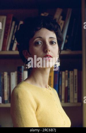 Joyce Carol Oates, Autorin, 1972. Joyce Carol Oates (geboren am 16. Juni 1938) ist eine amerikanische Schriftstellerin. Oates veröffentlichte ihr erstes Buch im Jahr 1963 und hat seitdem 58 Romane, eine Reihe von Theaterstücken und Romanen sowie viele Bände von Kurzgeschichten, Poesie und Sachgeschichten veröffentlicht. Ihre Romane Black Water (1992), What I Living for (1994) und Blonde (2000) sowie ihre Kurzgeschichtsammlungen The Wheel of Love (1970) und Lovely, Dark, Deep: Stories (2014) waren Finalisten des Pulitzer-Preises. Sie hat viele Auszeichnungen für ihr Schreiben gewonnen, darunter den National Book Award. Foto von Bernard Gotfryd Stockfoto