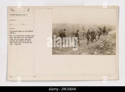 Kriegskorrespondenten wandern durch die ehemalige französische Linie im Aisne-Viertel, sammeln Nachrichten an der front. Dieses Bild zeigt die Journalisten auf dem Weg zu den Ausläufern, wo sich die Gräben der ersten Linie befinden. Stockfoto