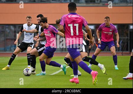 Sunderland AFC-Mittelfeldspieler Patrick Roberts nimmt die Gateshead-Verteidigung an. Stockfoto