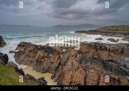 Von der Hauptstraße in der Nähe der Na-Buirgh Isle of Harris Richtung Taransay Stockfoto