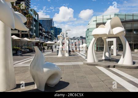 Moderne weiße Skulpturen auf dem New Quay Promenade Boardwalk in Melbourne Waterfront City Stockfoto